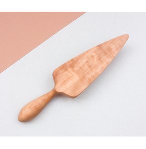 Servidor de pasteles de madera maciza en forma de triángulo para uso en mesa de hogar, para servir postres y repostería, a precio de mayoreo. - Product Image 1