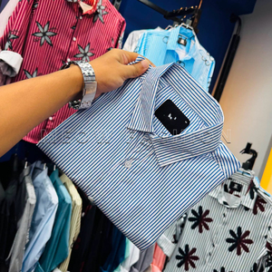 เสื้อเชิ้ตชายสีน้ำเงินเข้มลายตารางหมากรุก ผ้าฝ้าย สวมใส่สบาย แขนยาว ทรงปกติ เสื้อผ้าลำลอง ชุดลำลอง เสื้อเชิ้ตจำนวนมาก สต็อกจำนวนมาก จากบังกลาเทศ - Product Image 4