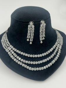 Ensemble de bijoux CZ avec collier à trois couches et boucles d'oreilles pour femmes |   Ensemble cadeau d'anniversaire en alliage de rhodium fait main, imitation mode indienne - Product Image 6