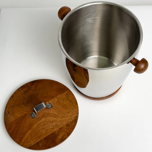 Cubo para hielo de aluminio pulido con base de madera cálida y tapa con asa metálica y perillas laterales redondas a juego para servir. - Product Image 6