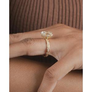 Anillo de Compromiso con Diamante de Corte Ovalado en Oro Amarillo con Detalles de Hojas en las Laterales, Anillo Solitario Inspirado en la Naturaleza, Elegante Anillo de Novia - Product Image 2
