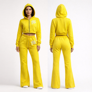 ชุดวอร์มผู้หญิงแบบกำหนดเองสำหรับฤดูหนาว ชุด 2 ชิ้น ผ้าฟลีซ เสื้อฮู้ดซิปแบบครอปและกางเกงขายาวทรงบาน กันน้ำ ชุดกีฬาแบบเต็มตัว - Product Image 1