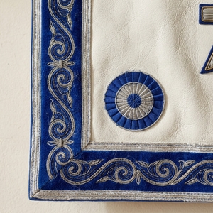 Delantal Masónico Blanco Personalizado con Ribete Azul y Compás Cuadrado Plateado Bordado, Insignia Clásica de Tela Cosida - Product Image 4
