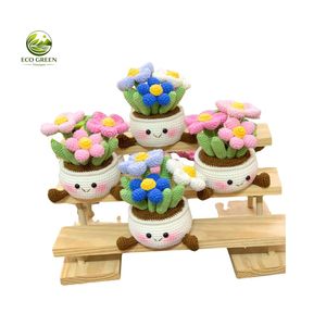 Pot de fleurs en crochet coloré en forme de fraise avec support en bois pour la décoration de bureau - Product Image 5