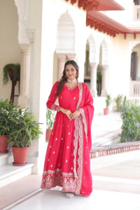 Robe riche en sequins et broderies Jari avec ensemble de dupatta en toile brodée de sequins et de broderies Jari - Product Image 3