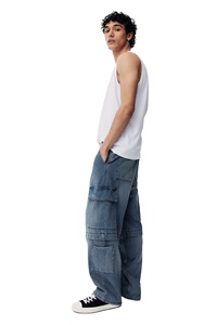 Los más vendidos 100% algodón rígido Baggy Cargo Denim hombres redondeados Lag Side y parche pierna bolsillos Jeans a precio de fábrica al por mayor - Product Image 4