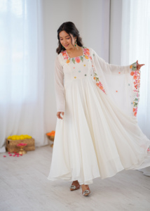 Ensemble haut long brodé en faux georgette et pantalon en micro-coton élastique avec dupatta en dentelle à broderie lourde (MHI 901) - Product Image 5