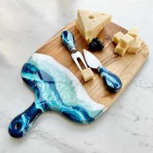 Planche à découper en bois d'acacia de qualité supérieure avec résine océanique, motif vague bleue, plateau rectangulaire en époxy pour charcuterie et fromages, vente en gros - Product Image 2