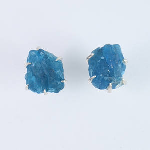 Pendientes de tuerca de apatita natural azul neón con engaste de garra de plata de ley 925, joyería fina de moda de forma libre - Product Image 2
