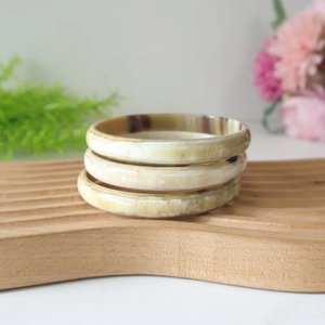 Brazalete de cuerno blanco natural para mujeres y niñas, joyería de cuerno de búfalo, brazalete de cuerno de vaca, ágata, de Perfect Enterprises - Product Image 2