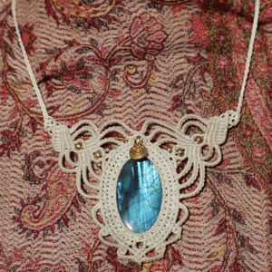 Collar de Macramé Blanco Hecho a Mano con Colgante de Piedra Labradorita Azul Natural, Estilo Boho Tribal, Cordón Ajustable, Joyería de Moda para Mujer - Product Image 1