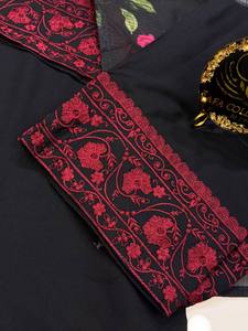 Elegante Conjunto de Traje de Tres Piezas de Seda Romana con Bordado Elaborado y Estampado Digital, Dupatta de Seda Teby, Atuendo Completamente Cosido - Product Image 5