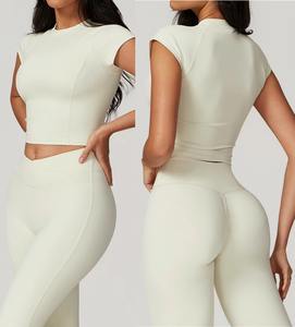 Ensembles de sport pour femmes : soutien-gorge de sport à bretelles halter et shorts de yoga côtelés sans coutures - Product Image 3