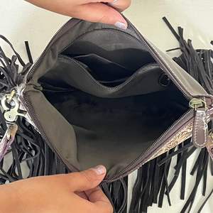 Sac à bandoulière en cuir véritable de vachette fait main de haute qualité avec franges florales découpées à la main, design personnalisé pour femmes - Product Image 6