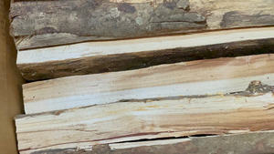 Bûches de bois dur du Vietnam, séchées au four, prêtes à l'emploi, faible teneur en cendres, haute chaleur, emballage en vrac pour la vente en gros aux chaînes de magasins de détail - Product Image 4