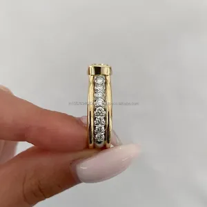 Bague de fiançailles de luxe en or jaune avec diamant jaune taille coussin et pierres latérales en diamant blanc, élégante et raffinée pour femme - Product Image 3