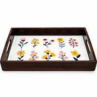 Plateau de service moderne en bois naturel à motifs floraux |   Plateau rectangulaire en bois avec poignées intégrées, finition lisse, multifonctionnel pour la salle à manger