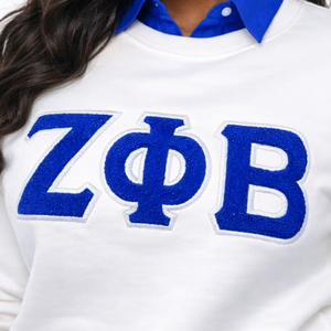 ZPB เสื้อสเวตเตอร์เชนิลล์สีขาวผู้หญิงตัวอักษรกรีกเซต้า ฟี เบต้าเสื้อสเวตเตอร์ปักสีน้ำเงินเสื้อสวมหัวลำลอง - Product Image 4