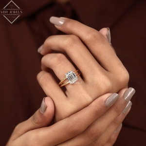 Anillo de Diamante Corte Esmeralda en Oro Amarillo, Diseño de Lujo con Tallo Dividido, Joyería de Compromiso para Mujer, Regalo - Product Image 4