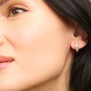 Boucles d'oreilles créoles en or blanc 14 carats avec diamant de laboratoire taille émeraude - Product Image 4