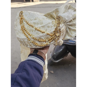 มงกุฎแต่งงานสีงาช้างและสีทอง |   เข็มกลัดเจ้าบ่าวอินเดียแบบซาฟา (55 ซม.) - Product Image 1