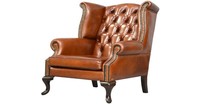 Luxuriöser brauner Leder-Flügelstuhl (Wingback) mit tiefer Knopfheftung, Nagelkopfverzierung und klassischem Design für das Wohnzimmer