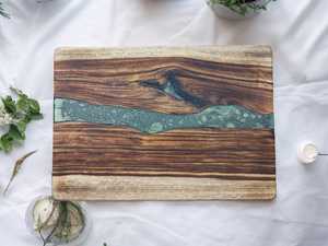 Tabla de cortar de resina epoxi de madera de acacia rectangular Bloque de cortar hecho a mano de primera calidad para queso, pan y uso en la cocina - Product Image 2