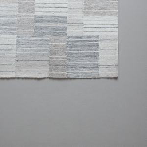 Tapis artisanal en laine écologique à poils ras avec motif abstrait gris ivoire, tissage plat pour la décoration du salon - Product Image 2