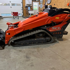 Chargeur compact Kubota SCL1000 abordable : excellent rapport qualité-prix pour les travaux professionnels de paysagisme et d'excavation - Product Image 1