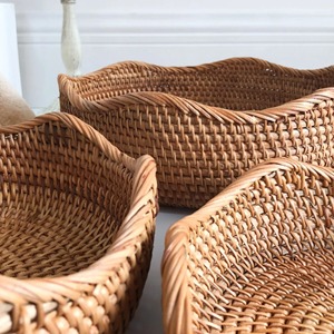 Plateau de service en rotin naturel à bords incurvés pour la décoration de table et l'organisation du comptoir de cuisine pour ustensiles ou ingrédients - Product Image 3