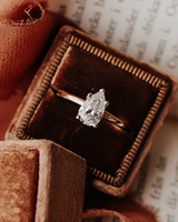 Bague de fiançailles élégante en or avec diamant solitaire taille poire pour femme, idéale pour demande en mariage ou anniversaire