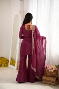 Conjunto de traje elegante para mujer, color granate, de algodón tejido, bordado, sin arrugas, de corte holgado, con cuello redondo y dupatta de gasa, para primavera. - Product Image 2