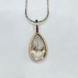 Colgante de Diamante Cultivado en Laboratorio con Corte Pera de 8.00CT en Oro Amarillo de 10K, Certificado IGI, Solitario, Sin Cadena - Product Image 5