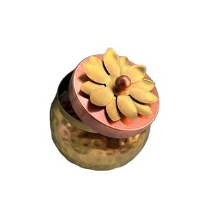 Contenedores para velas Redondo personalizado con diseño de flores Tarro de vela de metal único disponible con tapa para vela y totalmente personalizado. - Product Image 1