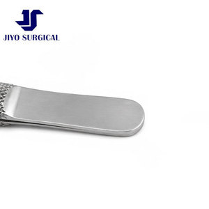 Pinzas Quirúrgicas Reutilizables O'Gawa de 4 1/4 Pulgadas con Eje Angulado de Precisión y Plataformas Anchas para Ataduras - Product Image 4