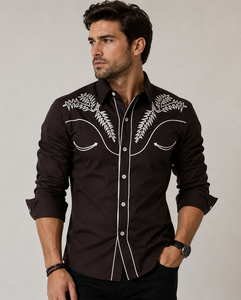 Camisa vaquera bordada para hombre, color borgoña, con ribete de flecha en el puño, corte ajustado, manga larga, cierre de broches de perla - Product Image 1