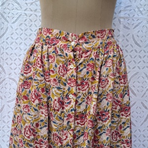 Jupe mi-longue en coton à imprimé floral rose pour femme, froncée, taille élastique smockée, patte de boutonnage, couleur crème moutarde, style bohème - Product Image 1