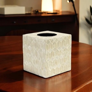 Boîte à mouchoirs en résine MDF faite à la main, nouveau design, pour la décoration de table à la maison et à l'hôtel, disponible à prix abordable - Product Image 1