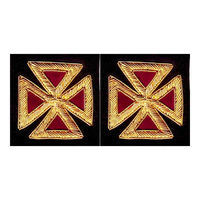 Manteau noir d'officier des Grands Chevaliers Templiers avec insignes brodés croix rouge et argentée, écussons de cérémonie, régalia maçonnique