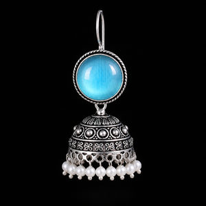 Pendientes Jhumka Vintage de Latón y Aleación de Zinc, Plateados en Plata Antigua con Piedra Azul |   Pendientes de Perlas Indias Hechos a Mano |   Étnico para Fiestas - Product Image 4