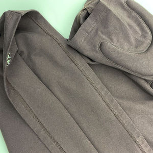 เสื้อยืดผู้ชายไซส์ใหญ่แบบนูนลายปัก สตรีทแวร์ รับผลิตเสื้อผ้า OEM แบรนด์ส่วนตัว - Product Image 5