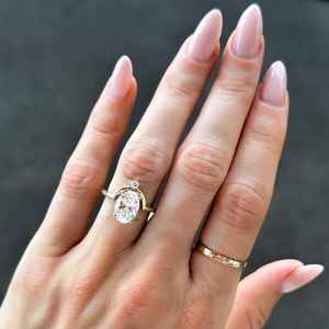 แหวนเพชรทรงรี 2.51 กะรัต ประดับเพชรแล็บโกรว์ ดีไซน์เก๋ไก๋ สำหรับผู้หญิง ทองคำแท้ 14K ของขวัญวันครบรอบสุดหรูสำหรับเธอ - Product Image 3