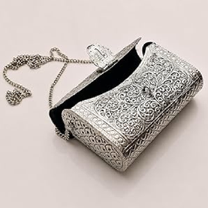 Bolso de mano antiguo de latón con intrincados diseños de caligrafía y cierre de solapa ornamentado, disponible a precios de mayorista. - Product Image 6
