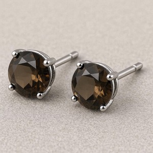 Boucles d'oreilles clous en argent 925 avec quartz fumé rond, sertissage griffe, bijoux classiques pour femme, à porter au quotidien - Product Image 3