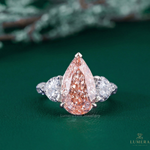Anillo de compromiso único y elegante con diamante rosa en forma de pera cultivado en laboratorio, chapado en oro, con piedras laterales de media luna y base con halo oculto. - Product Image 4