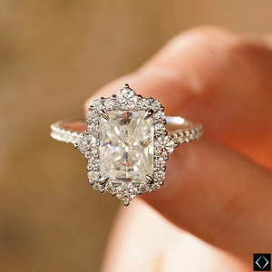 Bague de fiançailles Dada Diamond Jewellery de luxe en or avec diamant de laboratoire taille radiant allongé et halo pavé, certifiée IGI - Product Image 4