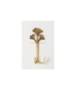 Ganchos de pared de latón elegantes que favorecen un estilo de vida organizado manteniendo los artículos esenciales disponibles y ordenados en espacios interiores modernos - Product Image 2