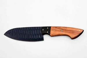 Cuchillo de chef Santoku de acero al carbono negro forjado a mano con mango de madera de olivo/nogal - Product Image 1