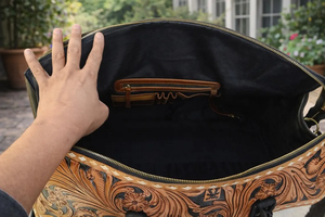 กระเป๋าเดินทางหนังวัวแท้ลายตะวันตกพร้อมดีไซน์แกะสลักด้วยมือ – กระเป๋าสะพายไหล่สไตล์วินเทจสำหรับวันหยุดสุดสัปดาห์ - Product Image 5