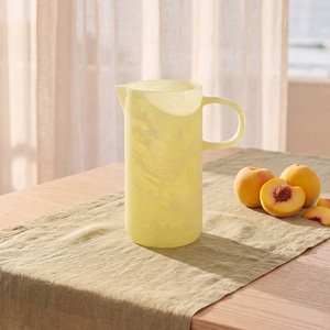 Pichet à eau classique en résine jaune avec poignée, écologique, compatible lave-vaisselle, capacité 1,5 L, styles de logo personnalisés, meilleur design, motif lever de lune - Product Image 1